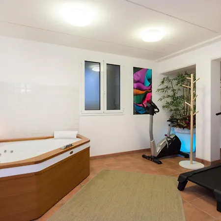 Sleeps 8 Pool Air Con Wifi * Cissano